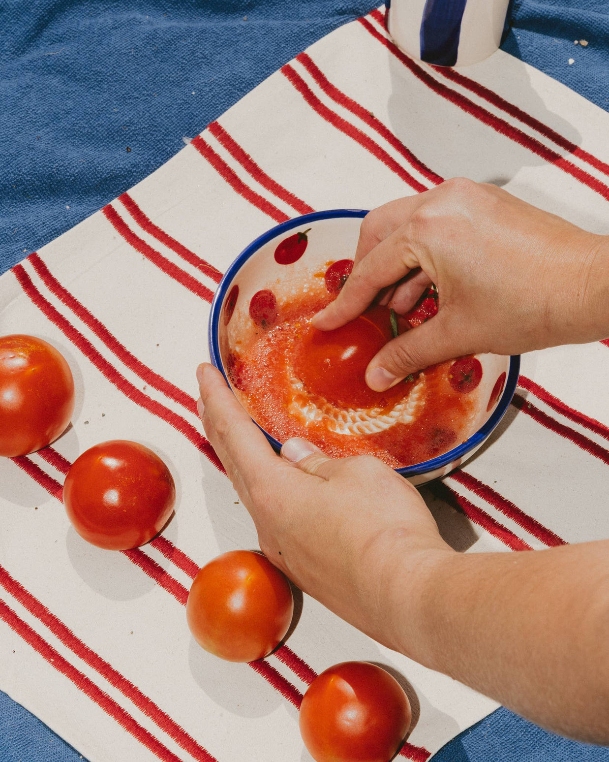 Plaque râpe à ail en céramique - Moyenne Rouge et Bleue - Pomodoro: AVEC EMBALLAGE