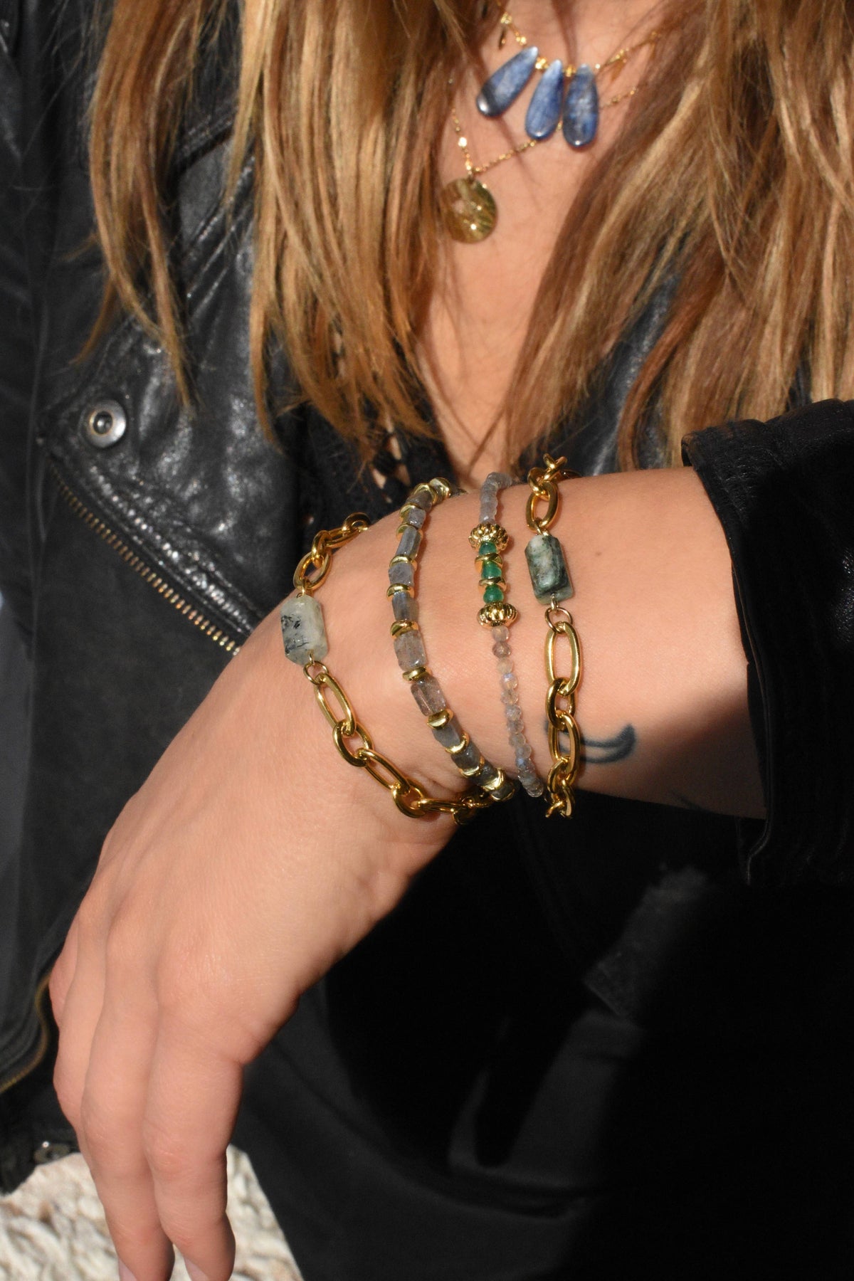 Bracelet en acier inoxydable avec labradorites et breloques dorées - Maelis
