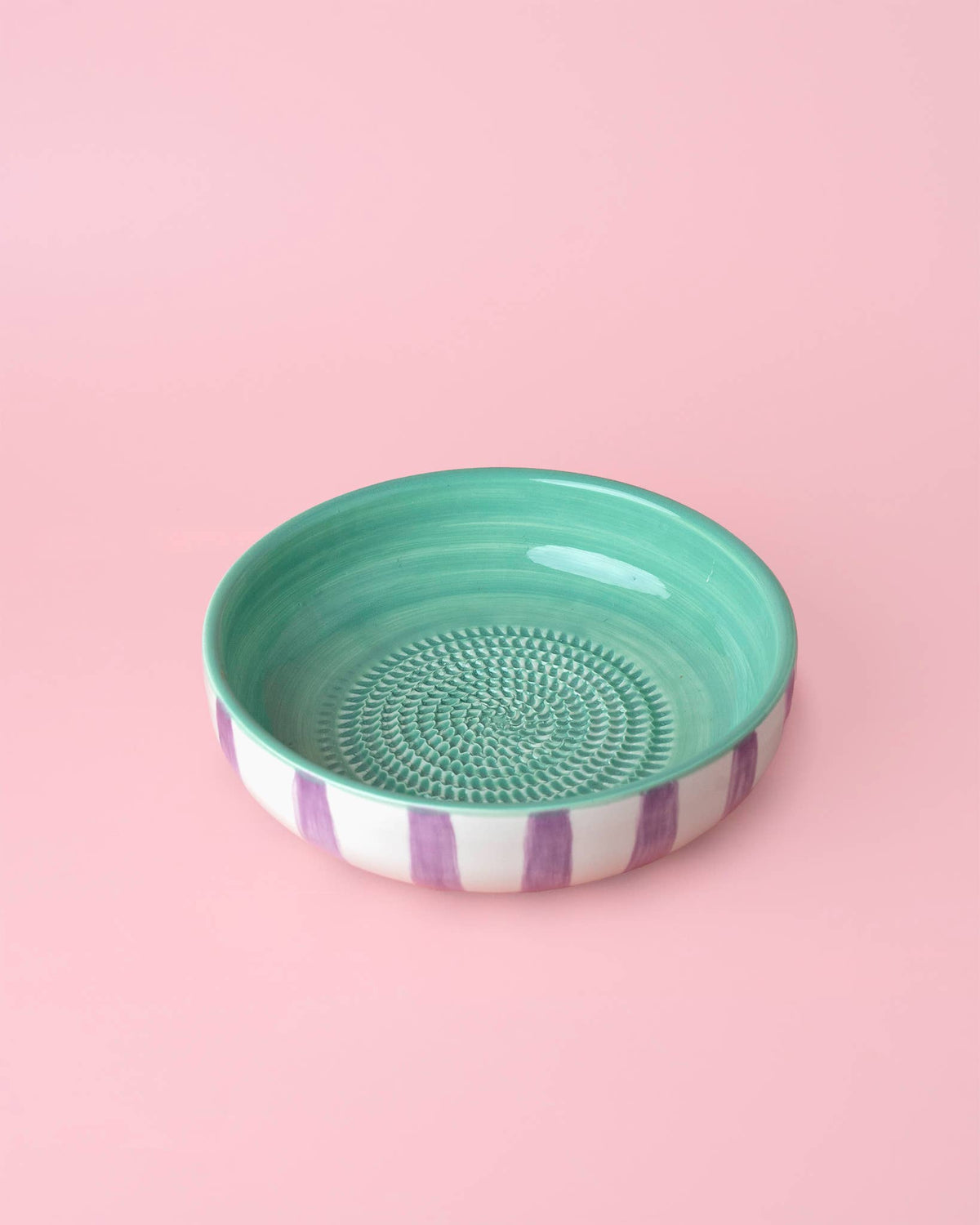 Grande assiette râpeuse en céramique artisanale - Esmeralda: CON PACKAGING