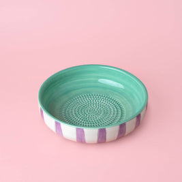 Grande assiette râpeuse en céramique artisanale - Esmeralda: CON PACKAGING