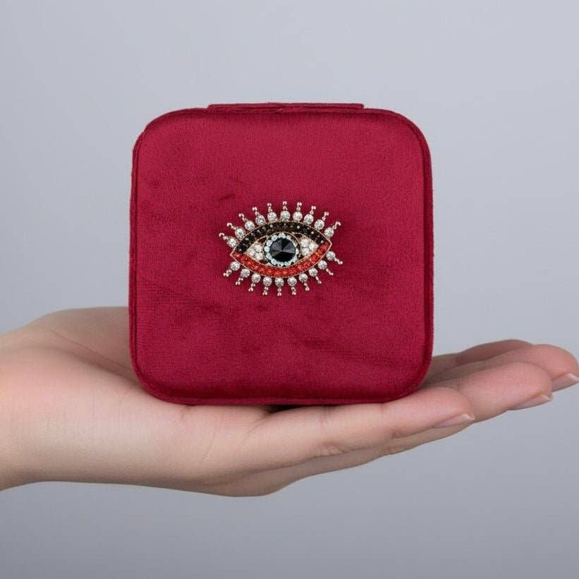 Velvet Amulet – Boîte à bijoux rouge avec broche amovible