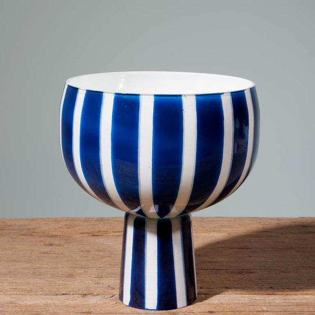 Vase rayé sur pied bleu et blanc