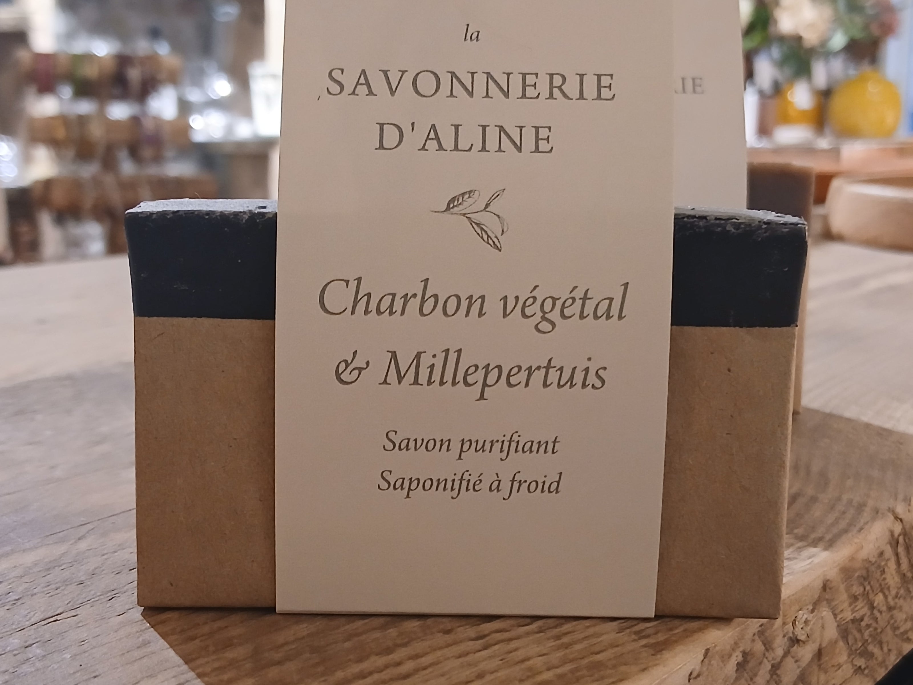 Savon charbon végétal et millepertuis
